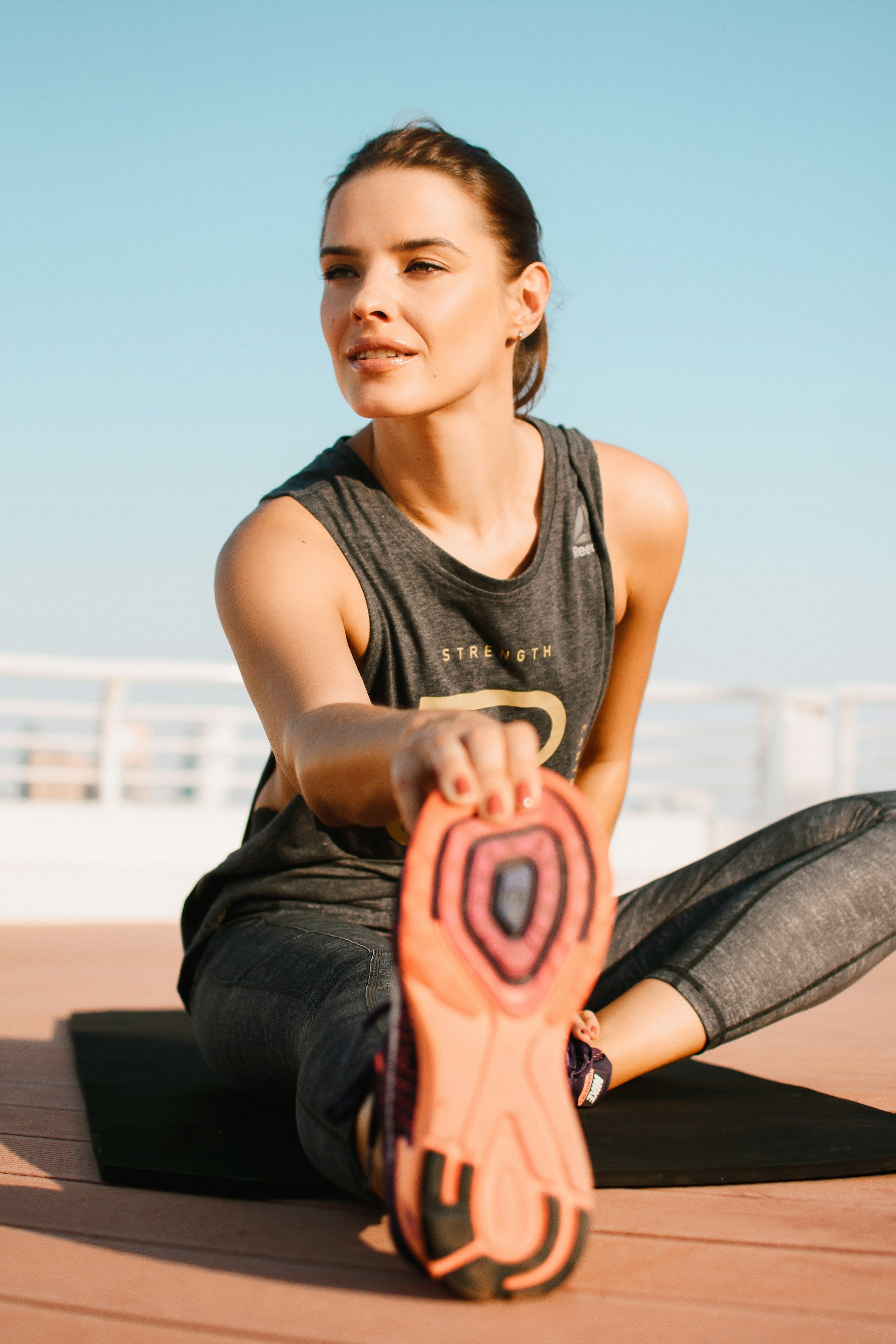 Sportler dehnt sich im Park – Fit & aktiv DNA-Test
